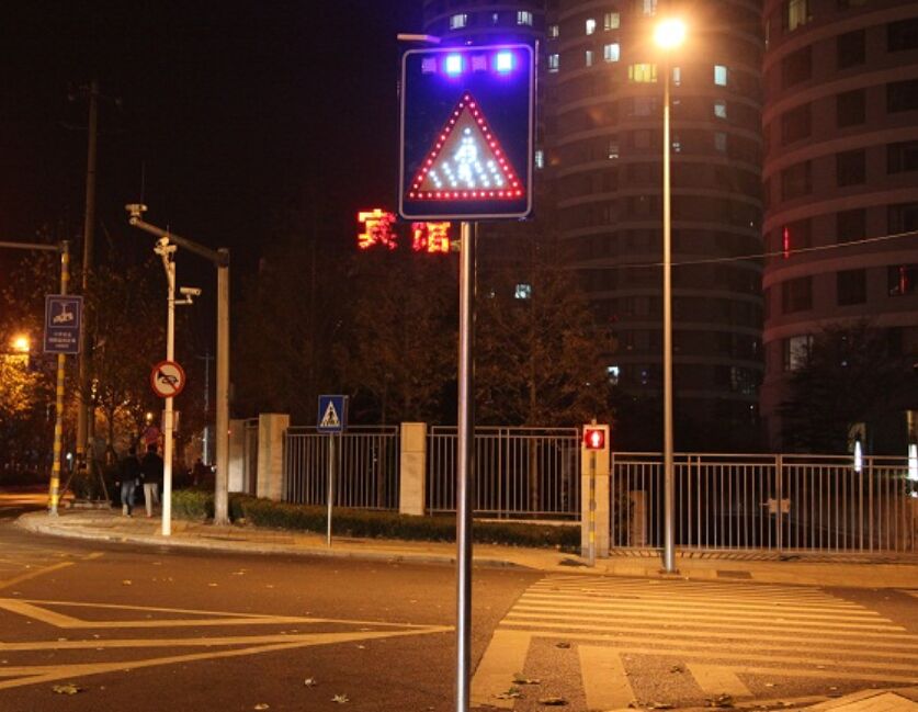 太陽能爆閃主動發(fā)光標志牌